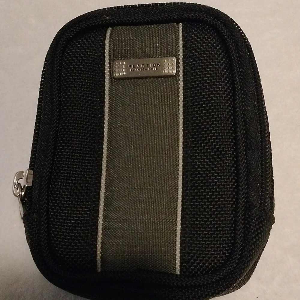 Reaction Kenneth Cole small Camara bag